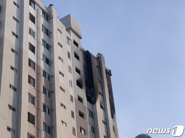 7일 오후 4시26분쯤 광주 서구 쌍촌동의 한 아파트 14층에서 화재가 발생해 주민 3명이 연기를 흡입하고 병원으로 이송됐다. 사진은 아파트 외벽이 그을린 모습. 2021.6.7/뉴스1 © News1