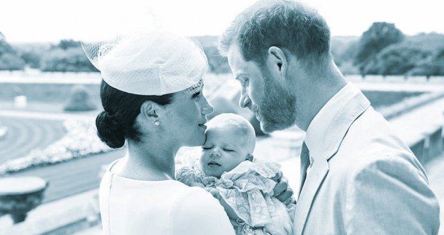 해리 영국 왕손과 메건 마클 왕손빈이 2019년 5월 아들 아치 해리슨을 출산한 직후 아기를 안고 있는 모습. 첫째 때와 달리 둘째 딸 사진은 공개하지 않았다. 사진 출처 해리 왕손 트위터