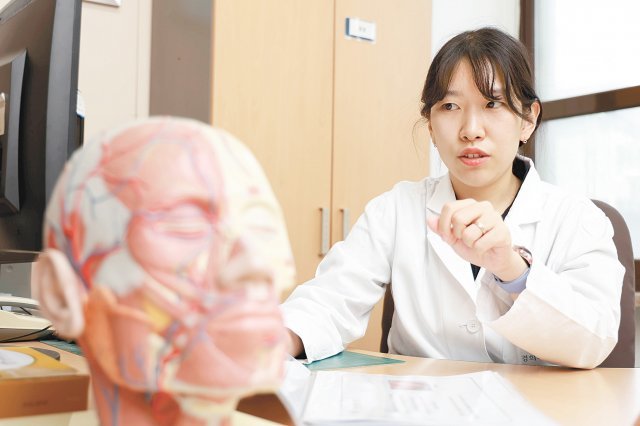 이수지 한방동안클리닉 교수가 매선에 대해 설명하고 있다. 경희대한방병원 제공