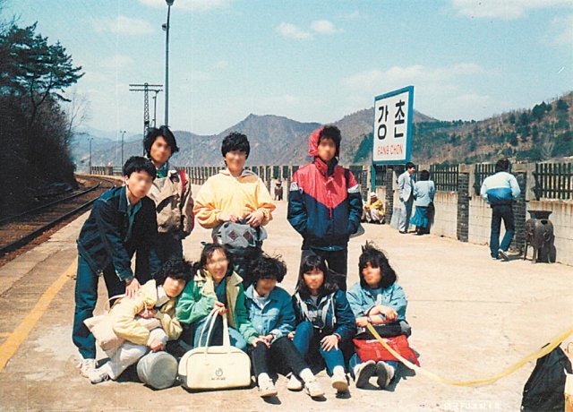 1987년 강촌역에서 찍은 홍익대 동아리 뚜라미 단체사진. 서울시 제공