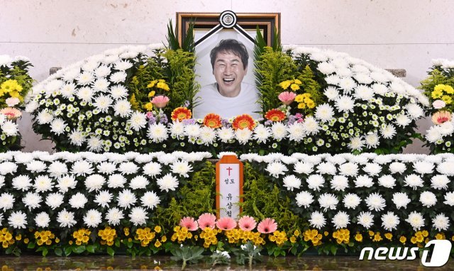 故 유상철 전 인천 유나이티드 감독의 빈소가 8일 서울 아산병원 장례식장에 마련되어 있다. 유상철 전 감독은 지난 2019년 췌장암 진단을 받고 치료에 전념해 왔고 지난 7일 별세했다. 2021.6.8/뉴스1 © News1