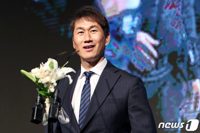 유상철 감독이 지난 2019년 12월 서울 서대문구 그랜드 힐튼에서 열린 ‘2019 프로축구 하나원큐 K리그 대상 시상식’에서 베스트포토상 수상 후 소감을 말하고 있다 (뉴스1 DB) 2021.6.7/뉴스1