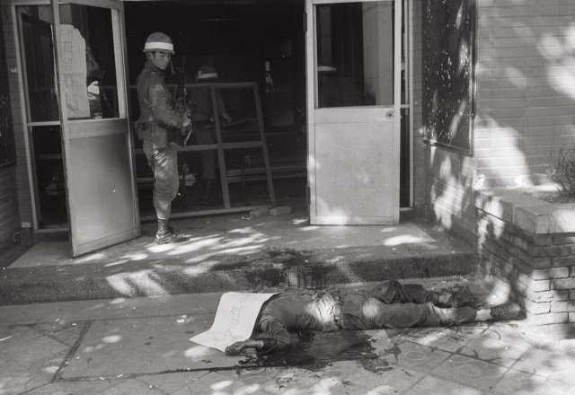 진압군과 시민군. 한 진압군이 전남도청 탈환작전중 피살된 한 시민군의 시신을 물끄러미 바라보고 있다. 1980. 5. 27.