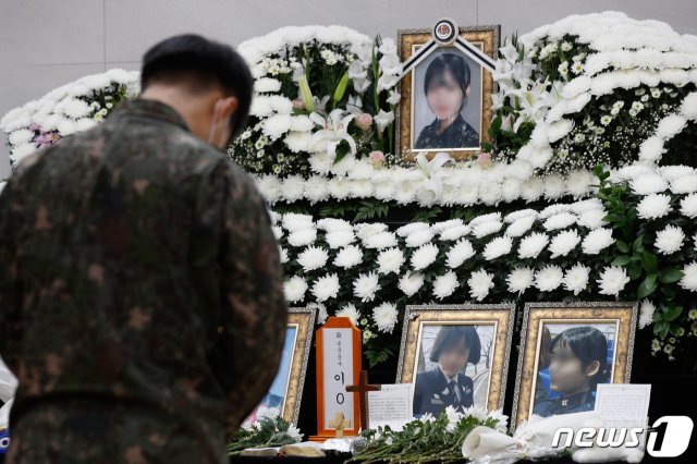 8일 경기 성남 국군수도병원 장례식장에 마련된 고 이모 공군 중사 분향소를 찾은 고인의 고등학교 동기들이 슬픔에 잠겨 있다. 2021.6.8/뉴스1 © News1