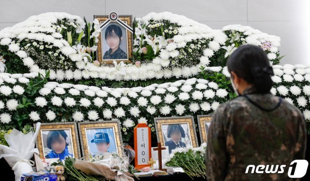 8일 경기 성남 국군수도병원 장례식장에 마련된 고 이모 공군 중사 분향소를 찾은 추모객들이 조문하고 있다. 2021.6.8/뉴스1