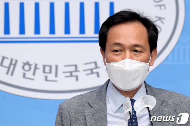 우상호 더불어민주당 의원이 8일 오후 서울 여의도 국회 소통관에서 권익위의 부동산 투기 의혹 조사 결과와 관련 입장을 발표하고 있다. 2021.6.8/뉴스1 © News1