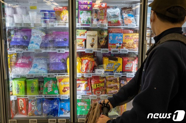 1일 서울시내 한 대형마트 냉동고에 아이스크림이 진열돼 있다. 2021.3.1/뉴스1 © News1