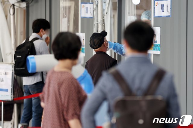 8일 오전 서울 중구 서울역 광장 임시선별검사소에서 시민들이 신종 코로나바이러스 감염증(코로나19) 검사를 받고 있다. 2021.6.8/뉴스1 © News1