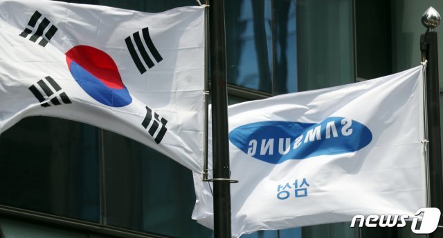 서울 서초동 삼성전자 서초사옥에 태극기와 삼성 깃발이 내걸린 모습/뉴스1 © News1