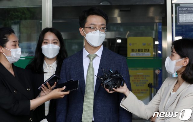 손정민씨 친구 A씨의 법률대리인인 법무법인 원앤파트너스 이은수(오른쪽), 김규리 변호사가 7일 서울 서초경찰서에서 유튜브 채널 ‘종이의TV’를 허위사실 유포에 의한 정보통신망법 명예훼손과 모욕 혐의로 고소를 마치고 나서며 취재진 질문에 답하고 있다. 2021.6.7/뉴스1 © News1