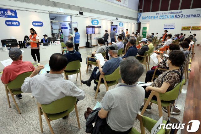 8일 오후 서울 용산구청에 마련된 신종 코로나바이러스 감염증(코로나19) 예방접종센터에서 백신 접종을 마친 시민들이 이상반응 모니터링실에서 휴식을 취하고 있다. 2021.6.8/뉴스1 © News1