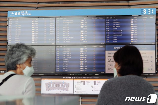 지난달 26일 인천국제공항 제2터미널 출국장 출발 안내 전광판에 출발 여행편이 가득 표시되고 있다. © News1