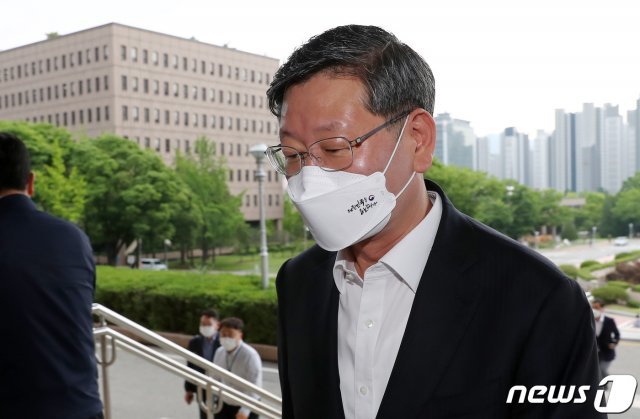 사의를 표명한 이용구 법무부 차관이 1일 오전 경기 정부과천청사 법무부로 출근하고 있다. 2021.6.1/뉴스1 © News1