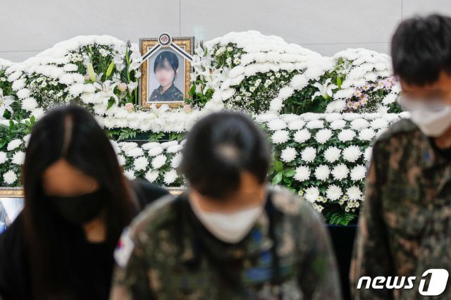 8일 경기 성남 국군수도병원 장례식장에 마련된 고 이모 공군 중사 분향소를 찾은 추모객들이 조문을 마친 후 이동하고 있다. 2021.6.8 /뉴스1 © News1