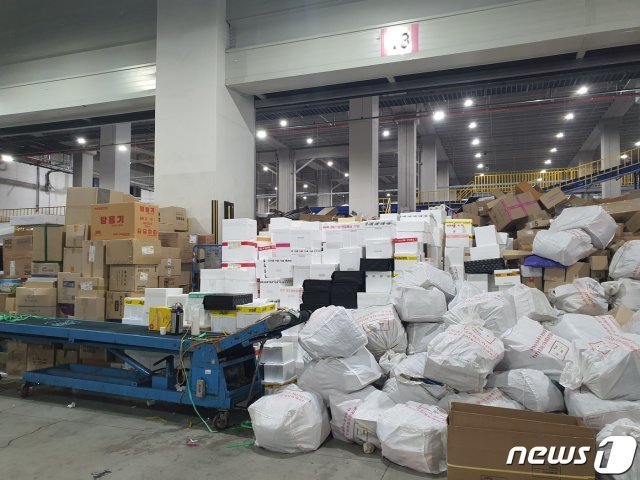 택배기사들의 총파업이 시작된 9일 서울 송파구 복합물류센터에 배송물품들이 쌓여있다. © 뉴스1