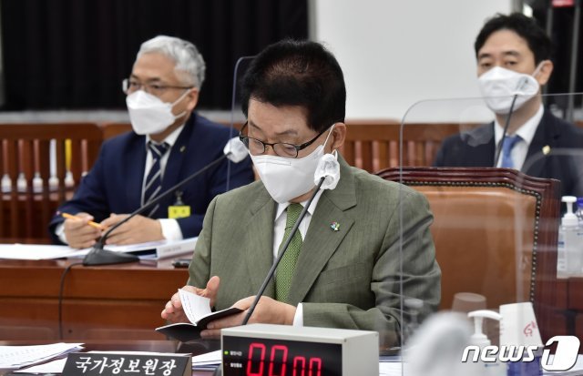 박지원 국가정보원장이 9일 오전 국회에서 열린 국회 정보위 전체회의에서 수첩을 보고 있다. 국정원장은 이 자리에서 18대 국회의원 불법사찰을 포함해 불법사찰 의혹 사건 23건에 대한 감찰 결과를 보고했다. 2021.6.9/뉴스1 © News1