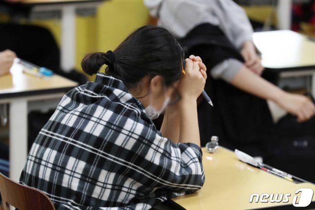 서울 한 고등학교에서 학생이 ‘6월 모의평가’에 앞서 손을 모은 채 시험 시작을 기다리고 있다. 2021.6.3/뉴스1 © News1