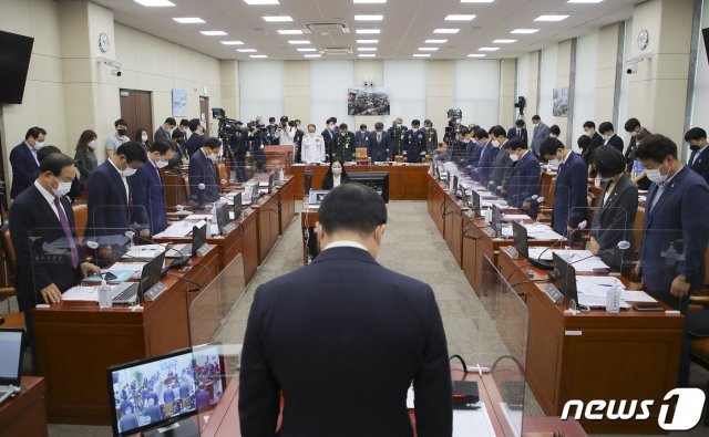 국회 국방위원들이 9일 오전 국회에서 열린 국회 국방위에 참석해 군 성폭력 사건으로 사망한 피해자에 대한 추모묵념을 하고 있다. 2021.6.9/뉴스1 © News1