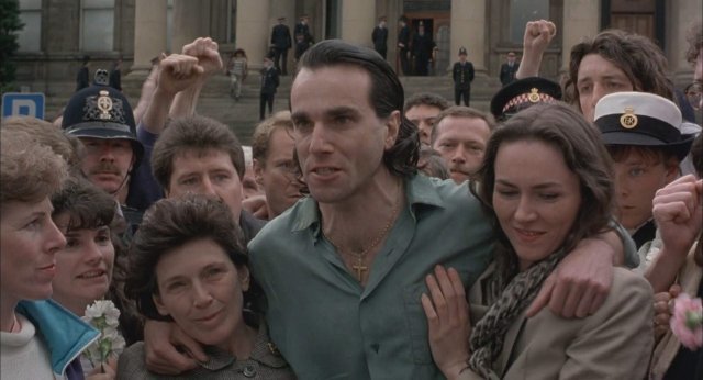 영화 ‘아버지의 이름으로’에서 제리(가운데)는 감옥에서 억울하게 숨진 아버지의 명예회복을 위해 싸우겠다고 선언한다. 유니버셜 픽처스 제공