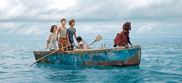 영화 ‘웬디’에서 주인공 웬디(왼쪽)와 피터(오른쪽), 동네 친구들이 배를 타고 네버랜드로 향하고 있다. 영화사 진진 제공