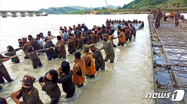 북한 노동당 기관지 노동신문은 10일 수해 방지를 위한 치산치수 사업의 중요성을 강조했다. 사진은 지난해 노동신문이 보도한 수해 복구 현장 사진. (평양 노동신문=뉴스1)