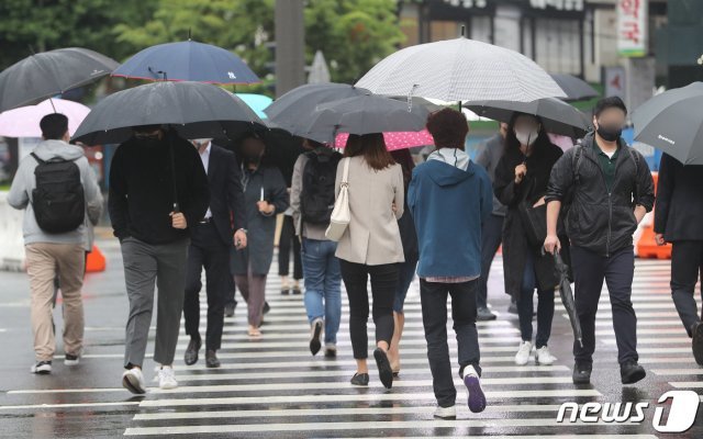 비가 내린 지난달 28일 서울 광화문 일대에서 우산 쓴 시민들이 출근을 하고 있다. 2021.5.28/뉴스1 © News1