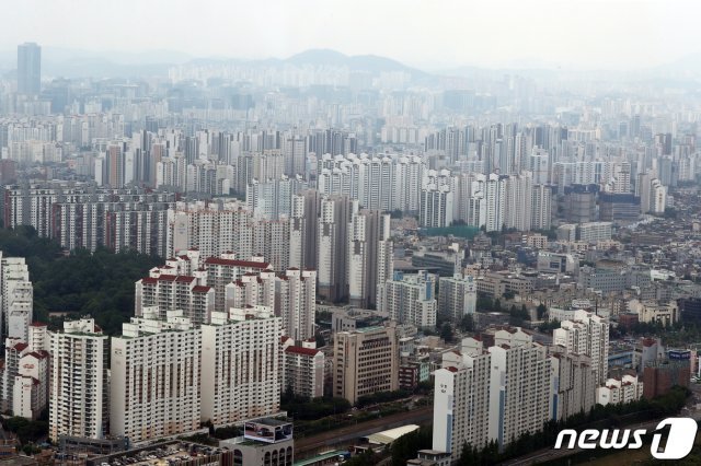 사진은 이날 서울 영등포구 여의도 63아트에서 바라본 아파트 모습. 2021.6.1/뉴스1 © News1