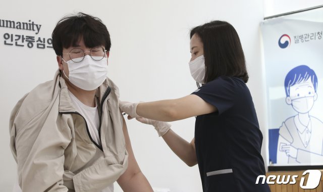 10일 오전 울산 남구 HM병원에서 한 시민이 얀센 백신을 접종 받고 있다. 2021.6.10/뉴스1 © News1