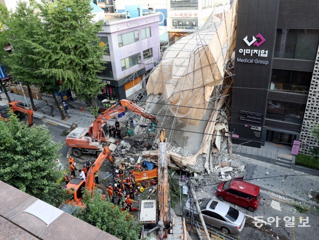 2019년 7월 4일 서초구 잠원동 5층 건물이 붕괴되어 소방대원들이 구조작업을 펼치고 있다. 동아일보 DB