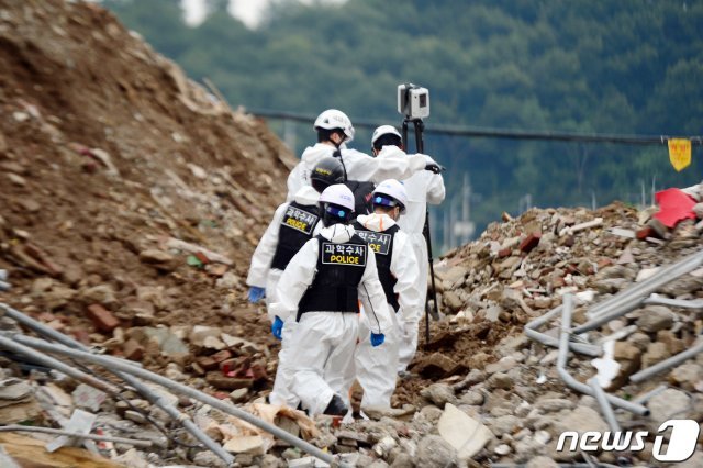 10일 오후 광주 동구 학동 재개발지역 건물 붕괴 현장에서 국과수 관계자들이 합동감식을 하고 있다. 2021.6.10/뉴스1 © News1