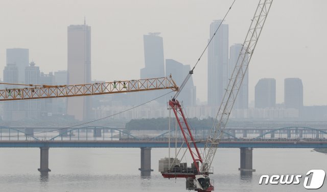 건설노조가 타워크레인 총파업에 돌입한 8일 서울의 한 재개발단지에 운행을 중단한 타워크레인이 멈춰서 있다. 2021.6.8/뉴스1 © News1