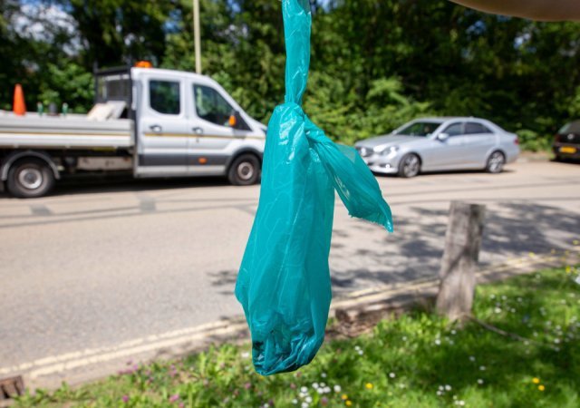 영국에서 한밤중 하늘에서 딱딱하게 언 사람 대변이 떨어지는 일이 발생했다. (Solent news 갈무리) © 뉴스1