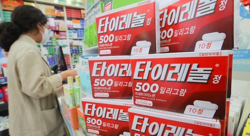 종로의 한 약국에 타이레놀이 진열되어 있다. 원대연 기자 yeon72@donga.com
