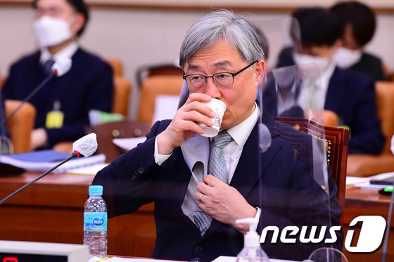 최재형 감사원장이 지난 2월 18일 서울 여의도 국회에서 열린 법제사법위원회 전체회의에서 물을 마시고 있다. 뉴스1