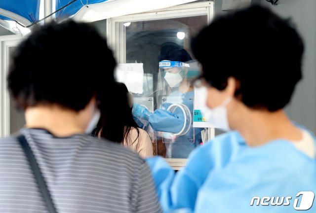 11일 오전 서울역 광장에 마련된 중구 임시선별진료소에서 의료진이 코로나19 검사를 하고 있다. ⓒ News1