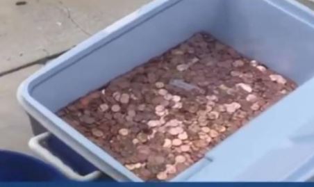 전 부인이 키우는 친딸의 양육비를 동전으로 쏟아부은 아버지. (렉싱턴 헤러들리더 갈무리)© 뉴스1