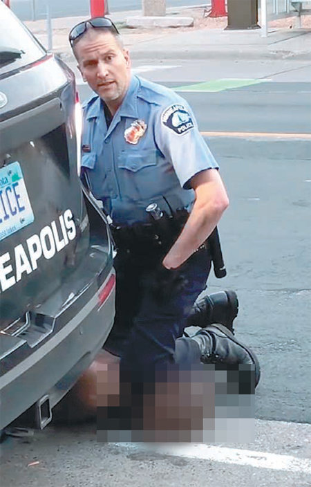 지난해 5월 미국 백인 경관 데릭 쇼빈이 비무장 흑인 조지 플로이드의 목을 무릎으로 짓누르는 모습. 유튜브 캡처