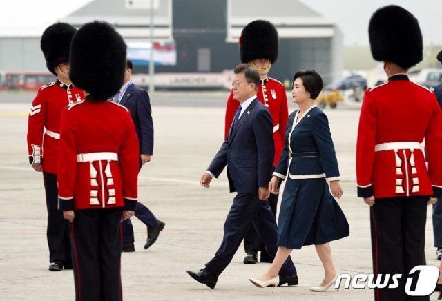 문재인 대통령과 부인 김정숙 여사가 11일(현지시간) G7 정상회의 참석차 영국 콘월 뉴키 공항에 도착해 공군1호기에서 내려 이동하고 있다. (청와대 제공) 2021.6.12/뉴스1 © News1