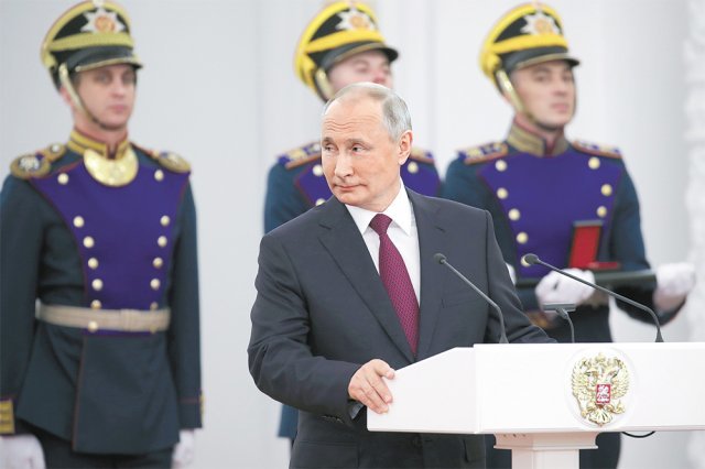 블라디미르 푸틴 러시아 대통령이 12일 ‘러시아의 날’을 맞아 크렘린궁에서 연설했다. 모스크바=AP 뉴시스