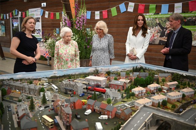 11일 주요 7개국(G7) 정상회의가 개막한 영국 콘월에 등장한 엘리자베스 2세 여왕이 찰스 왕세자의 부인 커밀라 콘월 공작부인,
 윌리엄 왕세손의 아내 케이트 미들턴 왕세손빈(왼쪽에서 두 번째부터)과 함께 세계 최대 규모의 온실식물원 ‘에덴 프로젝트’를 
방문했다. 왕실 여성 3대가 에덴 프로젝트에 관한 설명을 듣고 있다. 이날 여왕은 G7 참가국 정상 부부와도 만났다. 콘월=AP 뉴시스