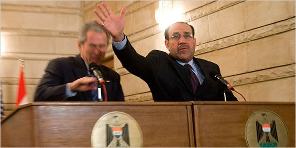 2008년 이라크 바그다드 방문 중 기자회견을 하던 조지 W 부시미국 대통령(왼쪽)이 현지 기자가 던진 신발을 누리 알말리키 이라크 총리(오른쪽)의 도움으로 피하는 장면. 사진 출처 뉴욕타임스