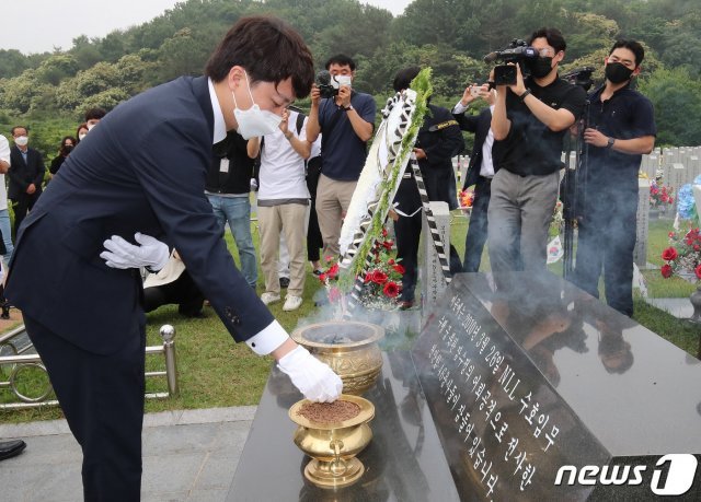 국민의힘 이준석 신임 대표가 당 지도부와 함께 14일 오전 대전 유성구 국립대전현충원 천안함 46용사 묘역을 참배하고 있다. © News1
