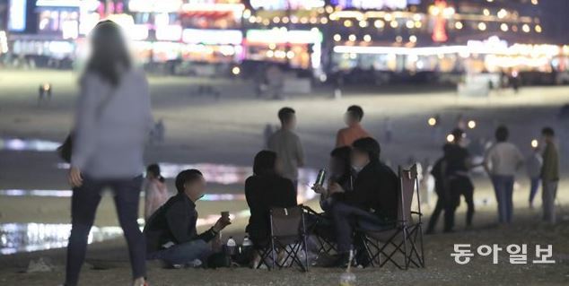 인천 중구 을왕리해수욕장에서 시민들이 자리를 펴고 술을 마시고 있다. 인천=홍진환 기자 jean@donga.com