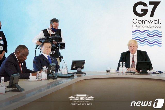 G7 정상회의 참석차 영국을 방문 중인 문재인 대통령이 13일(현지시간) 영국 콘월 카비스베이에서 열린 기후변화 및 환경‘ 방안을 다룰 확대회의 3세션에 참석하고 있다. (청와대 페이스북) 2021.6.13/뉴스1