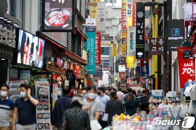 서울 중구 명동거리에서 점심시간 시민들이 이동하고 있다./뉴스1 © News1