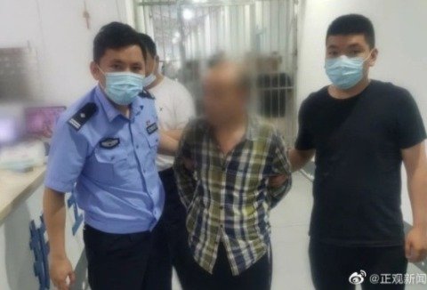 16년 전 직장동료를 살해한 혐의로 체포된 허씨(가운데). (웨이보 갈무리) © 뉴스1