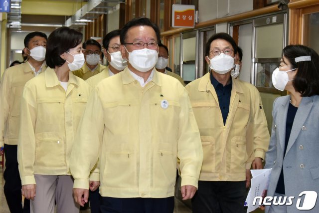 김부겸 국무총리가 14일 서울 양천구 신목중학교에서 신종 코로나바이러스 감염증(코로나19) 학교 방역 현장 점검을 하고 있다. 2021.6.14/뉴스1 © News1