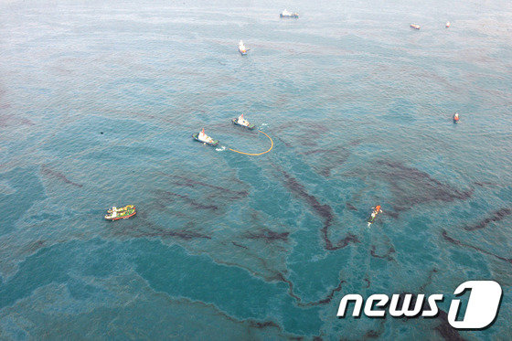 해경이 영도 해상에 퍼져있는 기름을 제거하는 작업을 하고 있다(사진은 기사내용과 관련 없음)© News1