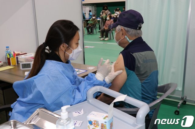 충북 옥천군이 운영하는 예방접종센터에서 한 어르신이 코로나19 백신 접종을 맞고 있다.(옥천군 제공)© 뉴스1