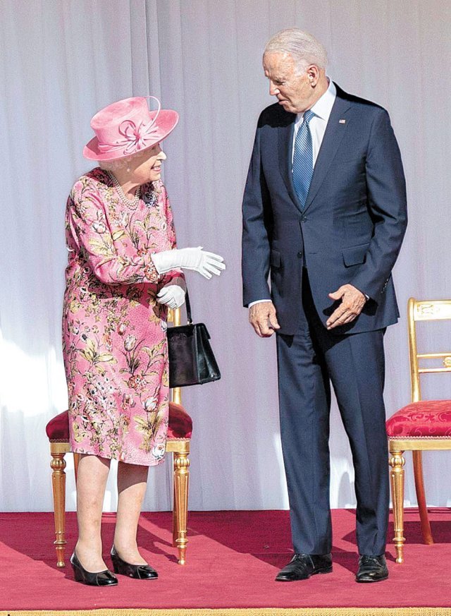 13일 엘리자베스 2세 영국 여왕(왼쪽)이 런던 근교 윈저성을 방문한 조 바이든 미국 대통령을 맞이하고 있다. 바이든 대통령은 부인 질 바이든 여사와 함께 윈저성을 찾았다. 윈저=AP 뉴시스